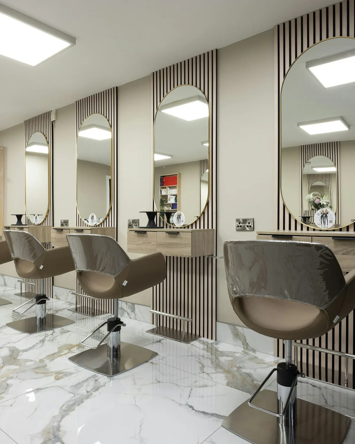Interno del nostro salone con postazioni e specchi eleganti