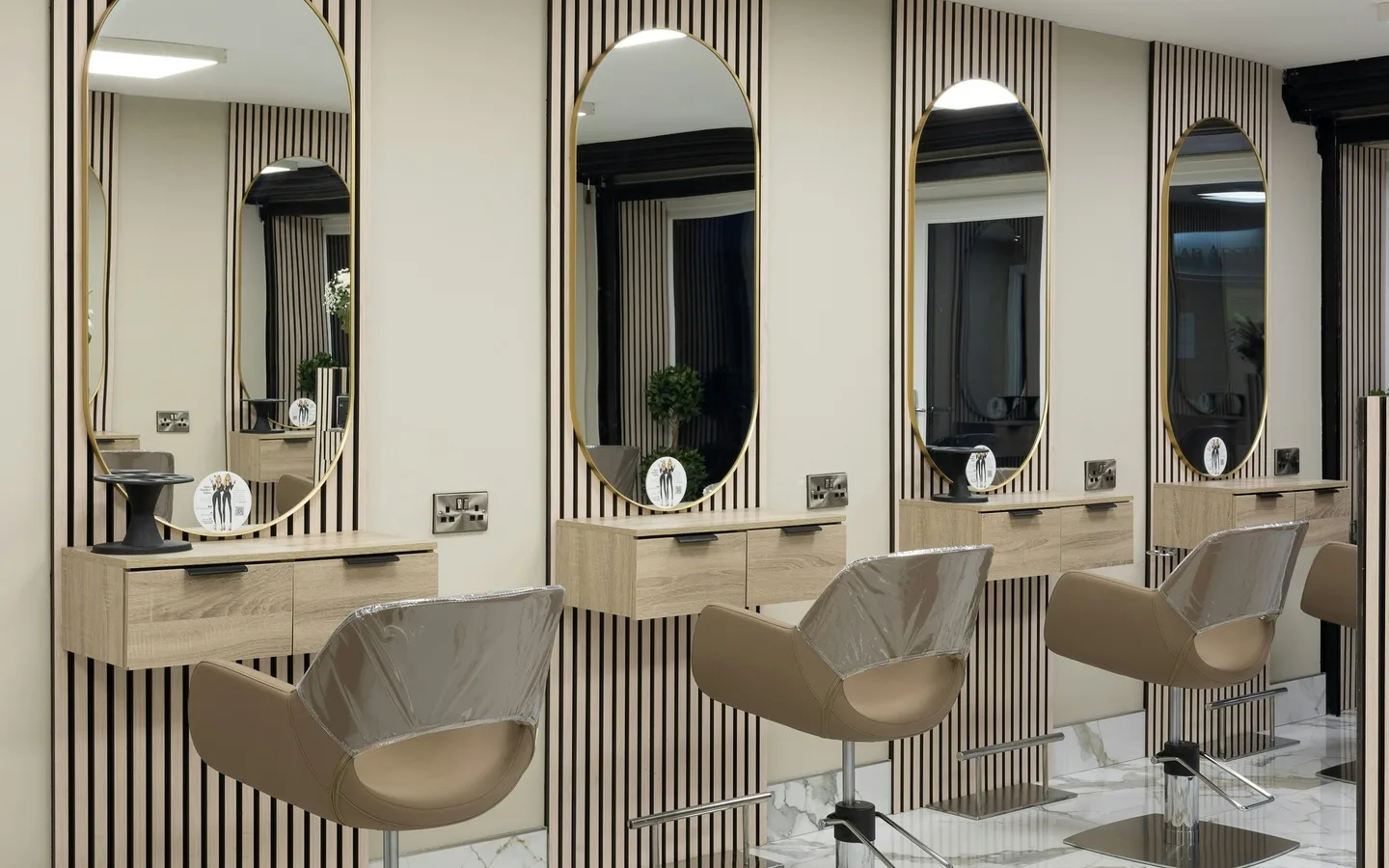 Interno elegante del nostro salone con postazioni e specchi